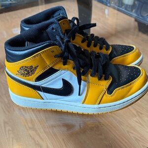Air Jordan 1 2022 Yellow and Black taxi Sneakers Size 8